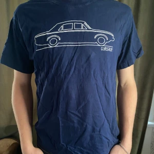 T-shirt med tryck  - Tja! Säljer denna snygga tirsha för ett sjukt bra pris! Den är i storlek M men sitter aningen mindre. Vid minsta fråga eller fundering hör av er 🤝