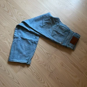 Woodbird jeans - Säljer ett par woodbird jeans i modellen leroy. Storlek 28/32. Inga defekter alls. Kontakta gärna vid frågor och priset kan diskuteras. 