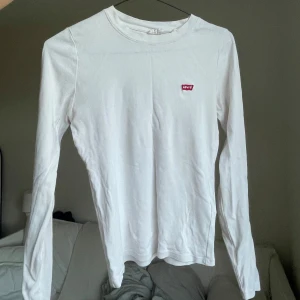 Levi’s Långärmad - Vit enkel långärmad tröja från Levi’s. Strl S. Åtsittande passform. ❤️❤️