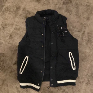 P väst - Bra, varm, tjock och skön, bra och skönt material,( ull ) passar bra under hösten och vintern, helt felfri inga fläckar eller sånt, passar bra och jätteskön