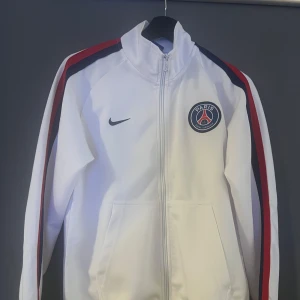 PSG Nike Tracktop - Inte ny, har använt den lite 