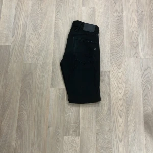 Replay anbass jeans - Snygga replay anbass nu inför höst/vinter 🍂, anbass lappen satt på en tråd så ja drog av den, annars är jeansen i bra skick, nypris på dessa ligger runt 2000 vårat pris är 299 priset kan diskuteras. 🙌🏻