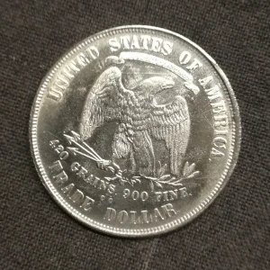 Silvermynt - Silvermynt med en örn på ena sidan och en kvinna på den andra. 5 har texten "UNITED STATES OF AMERICA" och "TRADE DOLLAR" på ena sidan och "IN GOD WE TRUST 1874" på den andra.  Silvermynt med en örn på framsidan. Mynten har inskriptionen UNITED STATE