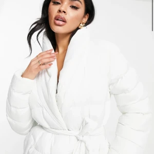 vit puffvinterjacka  - som ny, använd endast en gång.  skicka pm för bilder. 