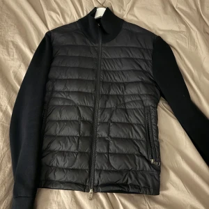 Moncler cardigan  - Moncler cardigan storlek M Färg navy  