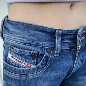 Blå jeans från Diesel - Säljer ett par snygga blå jeans från Diesel, som tyvärr inte passar mig längre. De är lågmidjade och ganska långa i benen. (Bilderna är tagna från den jag köpte de av)💗💗