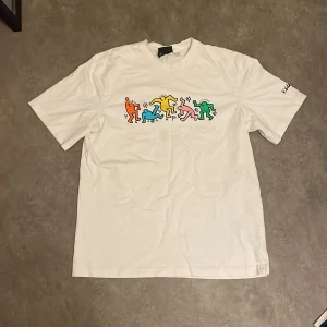 keith harris tshirt - så himla fin tröja från hms kollektion tillsammans med berömda artisten keith harris! inga fel på den, bara inte min stil längre. den är köpt ifrån herrsektionen på hm så det blir antagligen en mer oversize fit på kvinnor ☺️