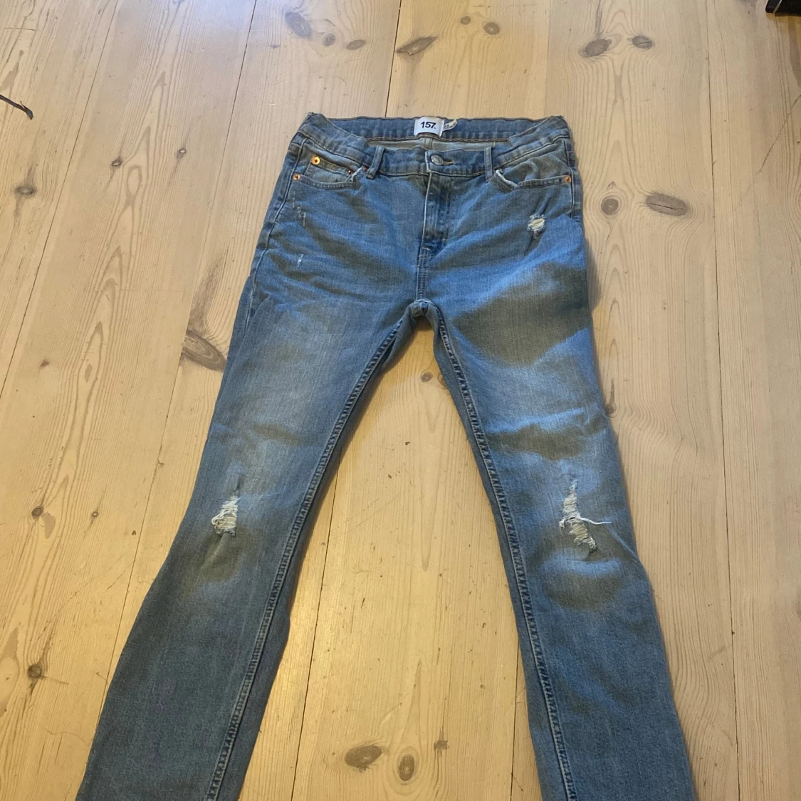 Jeans med slitningar 