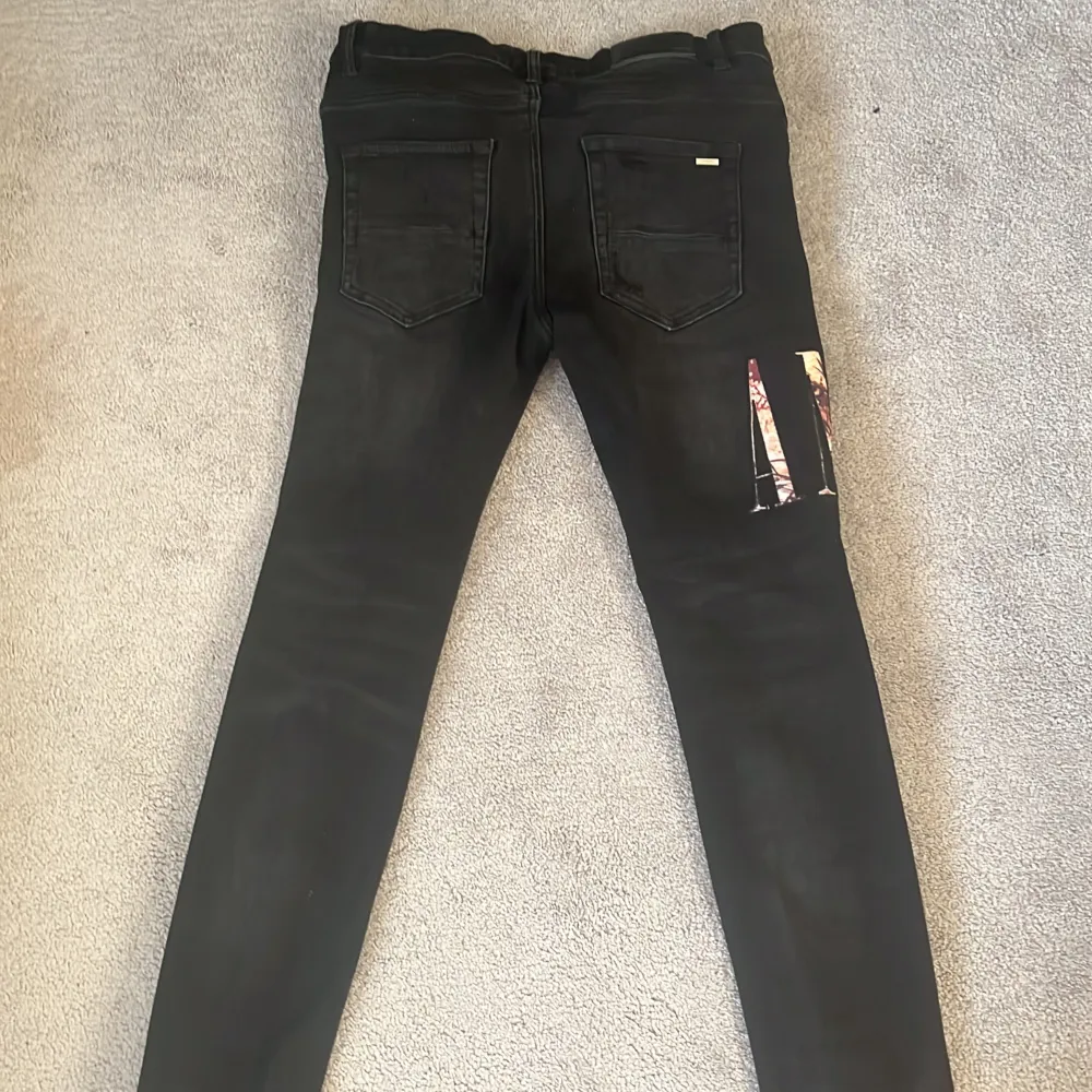 Tjena säljer dessa feta Amiri jeans som är köpta här på plick. Det är storlek 30. De är i använt skick men har inga defekter. Vid funderingar.. Jeans & Byxor.