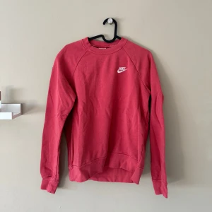 Nike sweatshirt - Tröja från Nike i storlek S, kommer inte till användning och är mycket bra skick. 
