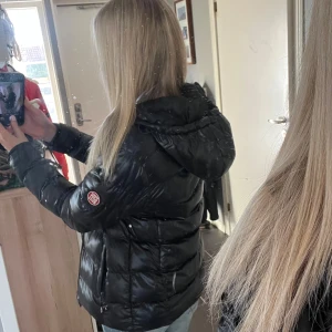 Champion jacka - Superfin champion jacka, inte använd så mycket. Har dock haft ett hål i luvan som är igensytt (se bild) ☺️