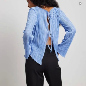 Topp Na-kd - Säljer denna topp från Na-kd i strl XS. Mycket fint skick då den endast använts ett fåtal gånger! 