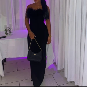 Bandage klänning  - Klänningen är i jätte bra skick och endast använd en kväll. Det är en bandage klänning med pälsliknande fjädrar vid bysten. 