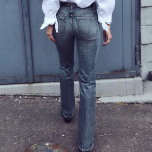 bootcut jeans - jeans från zara i storlek 38. mått på bild 4. går in snyggt i midjan så det inte glappar. ny med lapp kvar. använd ”köp nu”. 25/10-2024