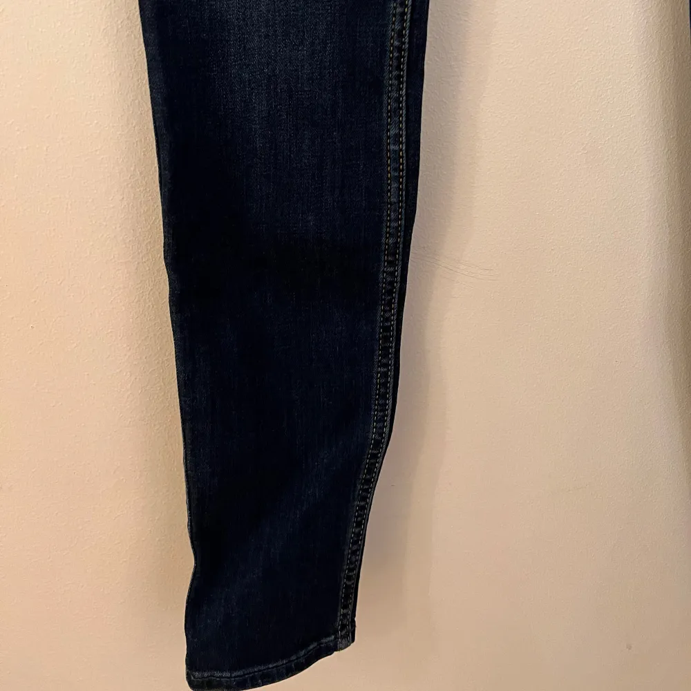 Mid-rise super skinny jeans W26 L30 från Hollister. Helt oanvända. Säljer då jag köpte i fel storlek och har inte hunnit lämna tillbaka. Väldigt fin färg och bra material! . Jeans & Byxor.