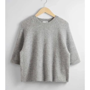 Stickad tröja från & other stories 🫶🏻 - Så fin stickad från & other stories! Slutsåld och i så fint skick🩷säljer pga att jag inte får användning av den. Nypris är 790kr. Kom med prisförslag 