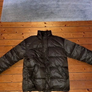 Mörkgrön dunjacka - Carin Wester - Mörkgrön dunjacka från Carin Wester. I storlek XS men är oversized! Sparsamt använd. Inga defekter! Supersnygg och bekväm! 