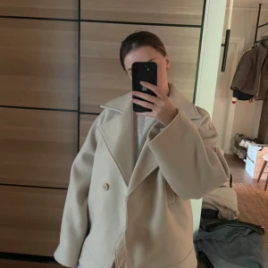 NA-KD Jacka  - Använt några gånger men som ny. Lite oversize som modell 