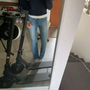 Säljer nu dessa ass snygga jeans! Märke:lee Storlek: w,25L,31  Skick: super bra inga defekter Dem är super snygga med dem bösta detaljerna. Får så många komplimanger när jag har på mig dessa jeans! Skriv om ni har några frågor❤️ 