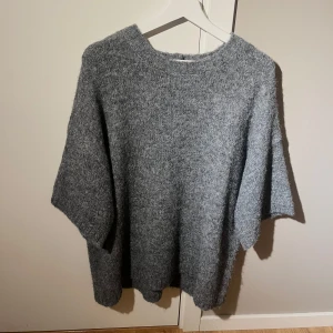 Moa Mattsson X NA-KD  - Super snygg och poppis tröja från Moa Mattssons kollektion med NA-KD från förra året. Den är aldrig använd. Oversized i modellen med super mjukt och gosigt material.