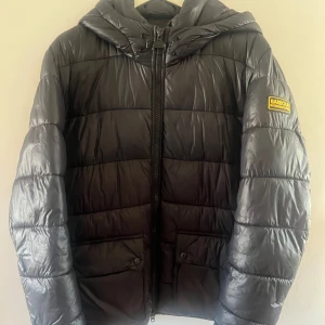 Svart Barbour jacka  - säljer min svarta Barbour jacka i mycket bra skick, nypris 2500kr 