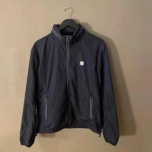 Armani jacka - Tjena! Armani exchange jacka (2024 modell). Riktigt stilren med inbyggd luva, endast använd fåtal tillfällen. Tveka inte på att kontakta mig vid frågor⭐️