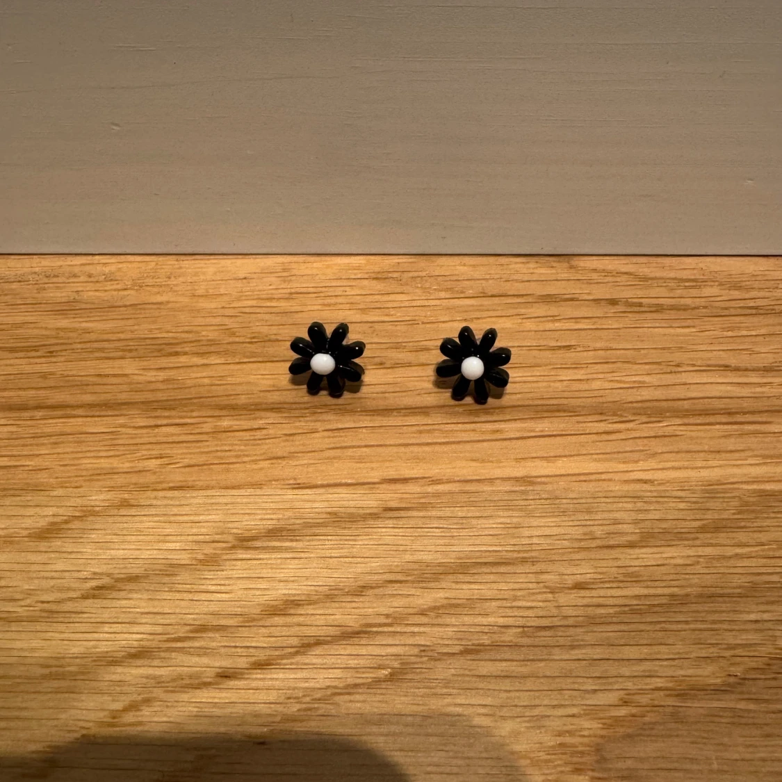 Svarta blommiga örhängen