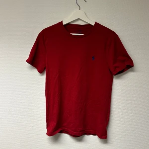 Mysig vinröd Ralph Lauren t-shirt  - Mke fin vinröd t-shirt från Ralph Lauren i bomull. T-shirten är normal passform och i nyskick. Aldrig använd, bara testad. Strl: S. Kanske passar till någon skön vinter outfit eller jul outfit ? ❄️