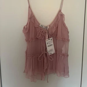 zara topp  - Super söt topp från zara stl M!!🌸 Prislapp kvar, aldrig använd 