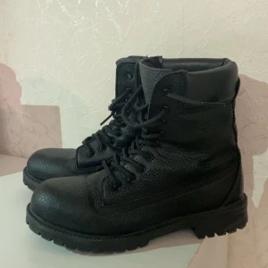 Kängor - Jättefina kängor som knappt använts, dvs som nya. 