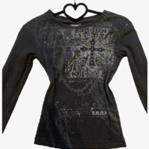 Kors graphic top - snygg top från minga london ✨den är i bra skick och liknar affliction typ alternativ stil 🖤