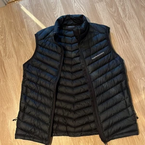 Peak Performance väst - Peak Performance väst knappt använd, storlek M väl omhändertagen.