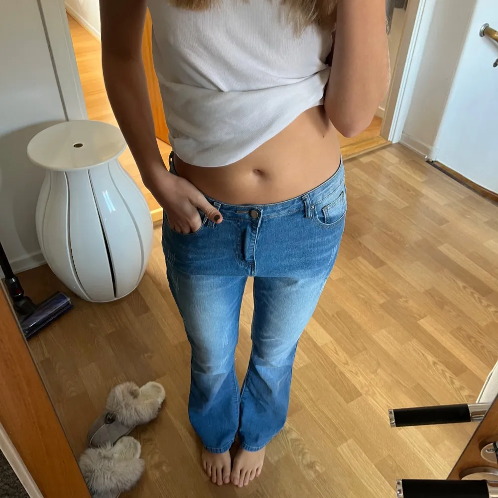 Så najs bootcut jeans i en jättenajs färg💙💙 Storlek S/M. Säljer för 250kr, mycket bra skick!! Tror dom är från Zara men inte helt säker. . Jeans & Byxor.