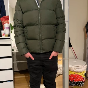 Tommy hilfiger - Tommy hilfiger Jacka i princip helt ny förutom en lagning på armen som syns på bild. Ny pris 2300 mitt pris 750!