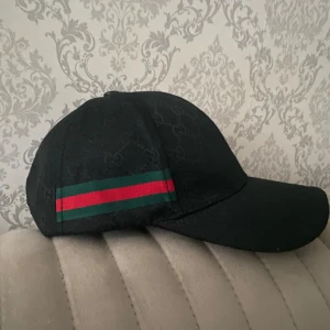 Gucci keps -  Det ser nytt ut och har ingen skador på den men jag behöver pengar så jag måste sälja den
