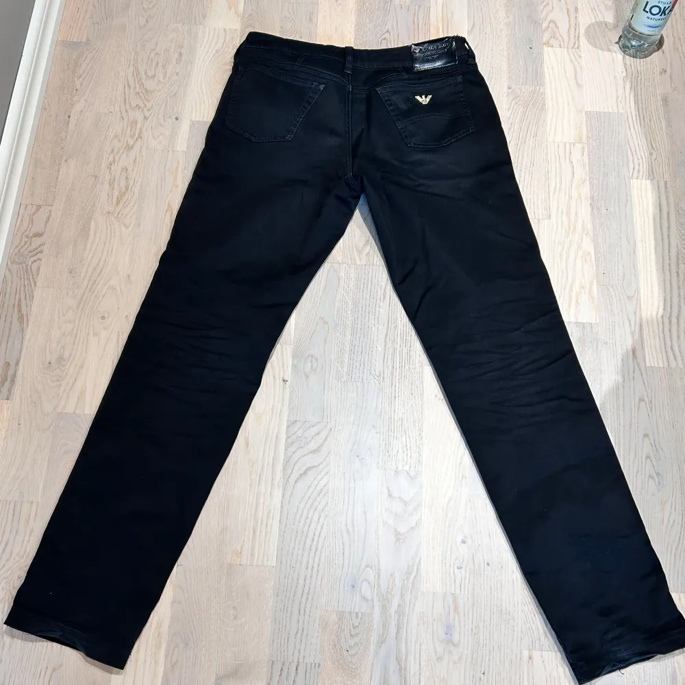 Säljer dess riktigt feta armani jeans. Storlek 30/30 men passar större också. Han på bild är 184, 70kg. Jeansen är i bra skick förutom en defekt längst ner på höger ben, märks inte vid användning.. Jeans & Byxor.