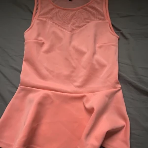 Aprikosnyans blus - En aprikosnyans blus med fladdrig nederdel.🧡✨