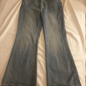 Snygga jeans - Snygga blåa jeans med vid utsvängd ben. Hög midja.stretciga breda under från säljs för 100