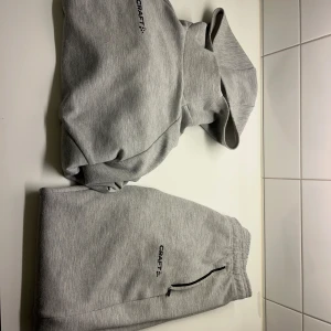 Crazy core soul tracksuit - Jag säljer min gamla tracksuit från Craft för den aldrig kom till användning. Den är som ny använd ca 3 gånger bara och är felfri. Nypris kostar den 1650 kr Storlek: S  Skriv om ni har frågor!