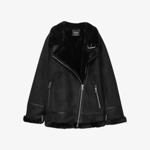 Fodrad biker jacka  - Säljer en snygg svart mocka jacka i biker stil. Perfekt för höst och vinter, håller dig varm och trendig. Passar både till vardags och fest!