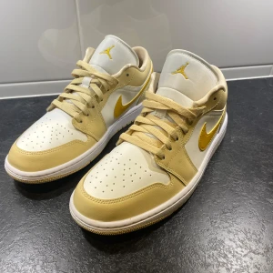 Air Jordan 1 Low (yellow ochre-Pale)  - Väldigt fina skor!🔥 Nästan oanvända, använd vid få tillfällen.😁 Storlek: 44.5 UNISEX.💪🏼 Pris diskuteras vid snabb affär!👍 ❗️INGA RETURER ❗️