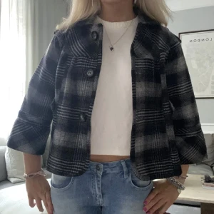 Trekvartsärmad kappa - Superfin trekvartsärmad kappa/jacka som är perfekt nu till hösten!🍂😇 (Bild från förra ägaren men kontakta mig för fler bilder)