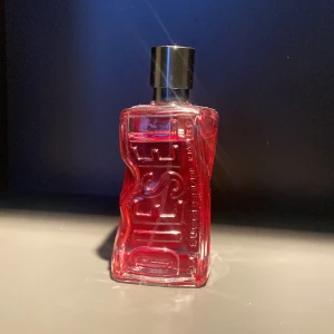 Diesel red parfym  - 100ml men typ 90 ml kvar, jag tröttnade lite på den så jag säljer den. Eller kan jag byta mot något plagg. Lägg ett rimligt bud. Var inte rädda att kontakta!