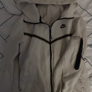Nike tech - Nike tech kofta storlek S används inte därför den säljs. Byxorna till den finns, båda för 1000kr snabb affär. 