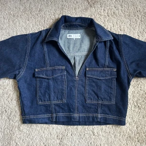 Croppad Zara topp - Snygg jeanstopp från Zara i en kortare modell! Storlek S - aldrig använd! 