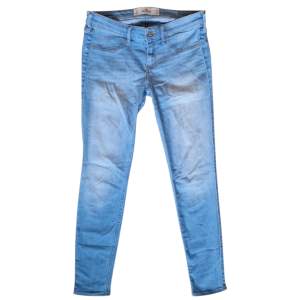 Ett par slitna jeans utan hål från Hollister. De är i typisk Y2K stil med låg midja och tight passform. De är i mycket fint skick och har används sparsamt.