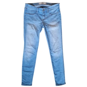Hollister lågmidjade skinny jeans - Ett par slitna jeans utan hål från Hollister. De är i typisk Y2K stil med låg midja och tight passform. De är i mycket fint skick och har används sparsamt.