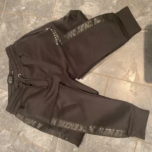 Mckenzie mjukisbyxor dam - Snygga äkta McKenzie mjukisbyxor för damer! Dessa byxor är superbekväma och perfekta för både träning och avkoppling. Perfekta att matcha med din favorittröja eller hoodie. 