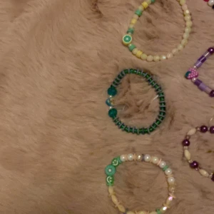 Armband/halsband  - Armbanden kostar 10kr och halsbandet kostar 15kr. Armbanden är handgjorda! 