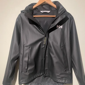 Helly Hansen Regn jacka  - Tja, säljer en riktigt snygg helly hansen regnjacka i storlek XS (passar även dom som har S). Perfekt för att toppa en outfit en regnig dag
